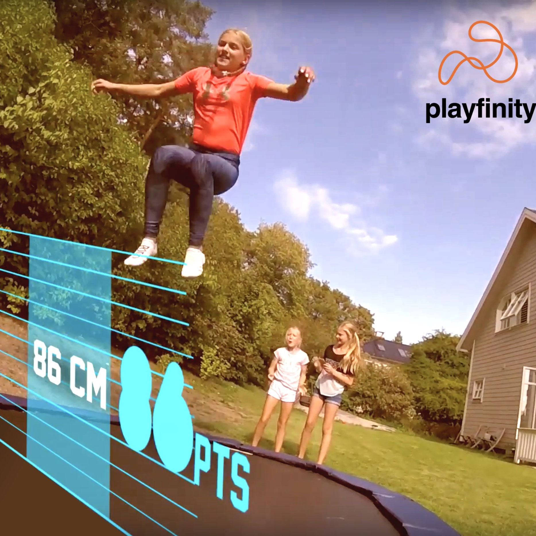 Kind springt auf Trampolin